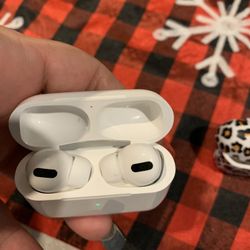 Apple Air Pods Almost New And Case Also Have The Box To AirPods