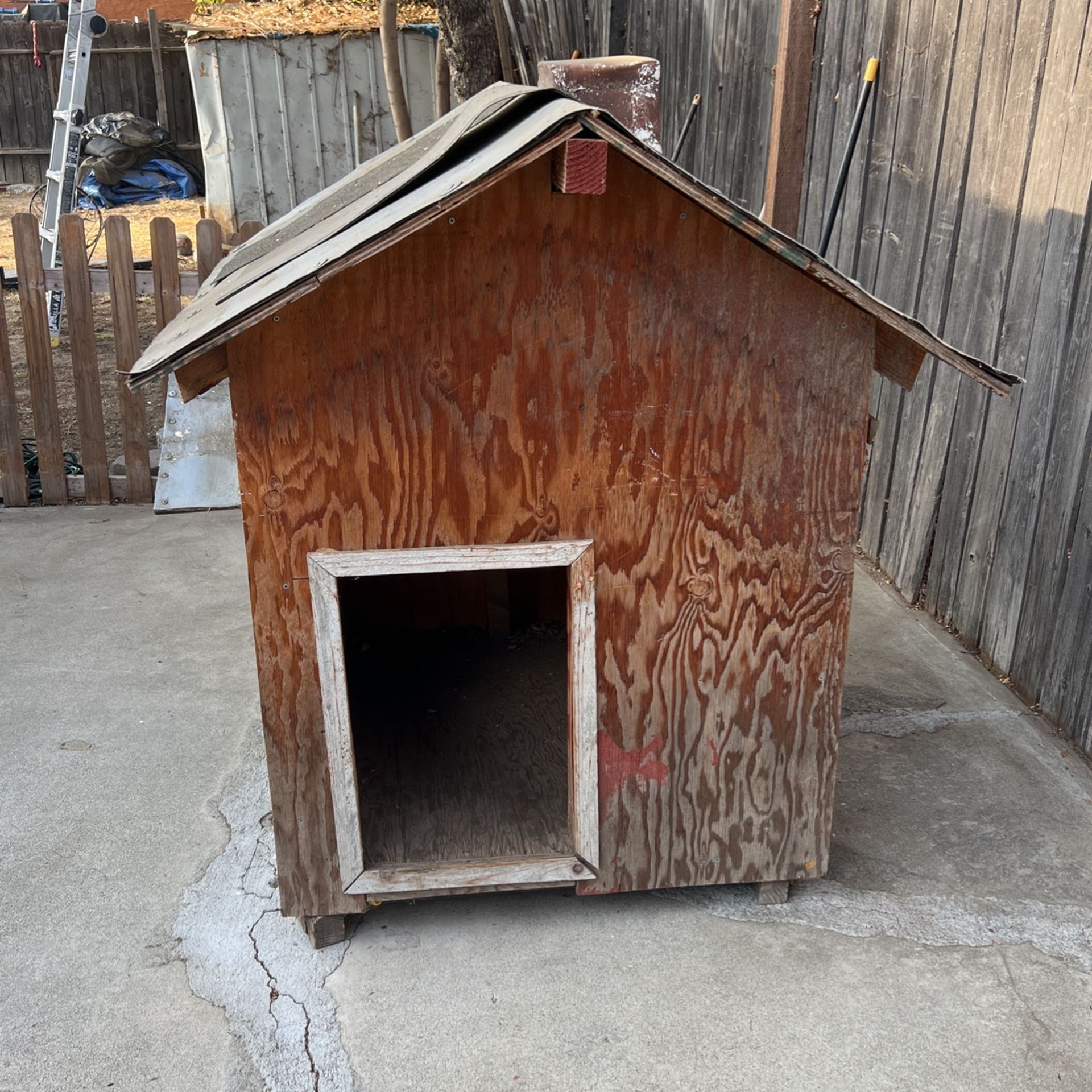 Free Dog House .. Just Needs To Be Picked Up Asap