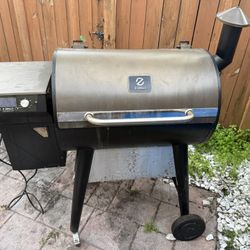 Z Grills Backyard Warrior 7002F Pellet Grill - 697 sq in