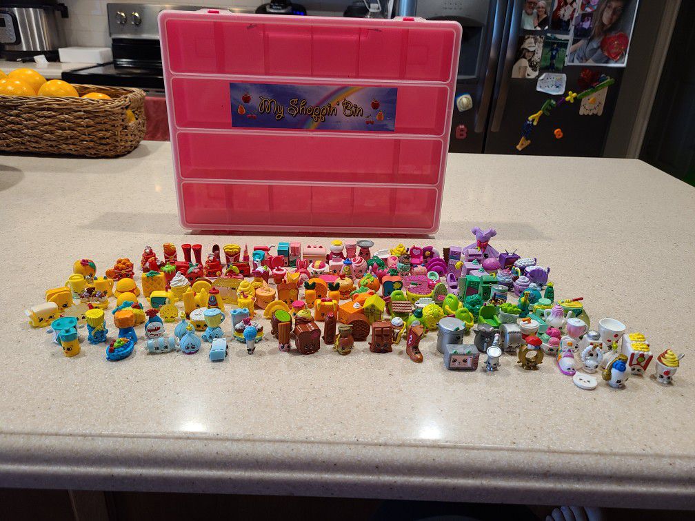Shopkins 130+ W/ Carrying Case.
