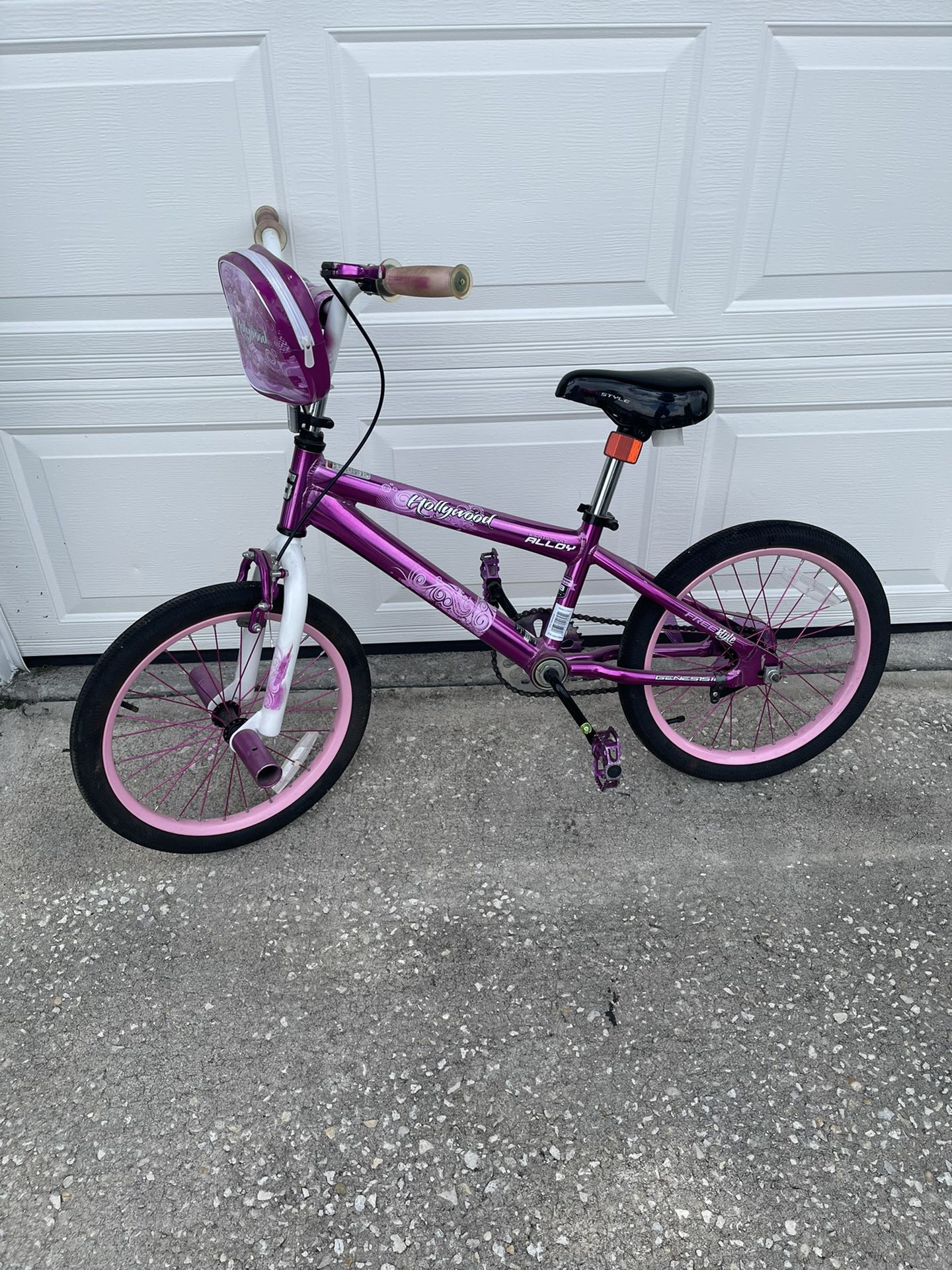 Girls Hollywood bike - 18”  Great For The Summer!!