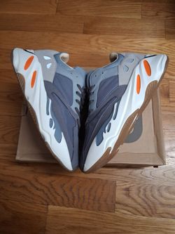 Adidas Yeezy Bosst 700 magnet.