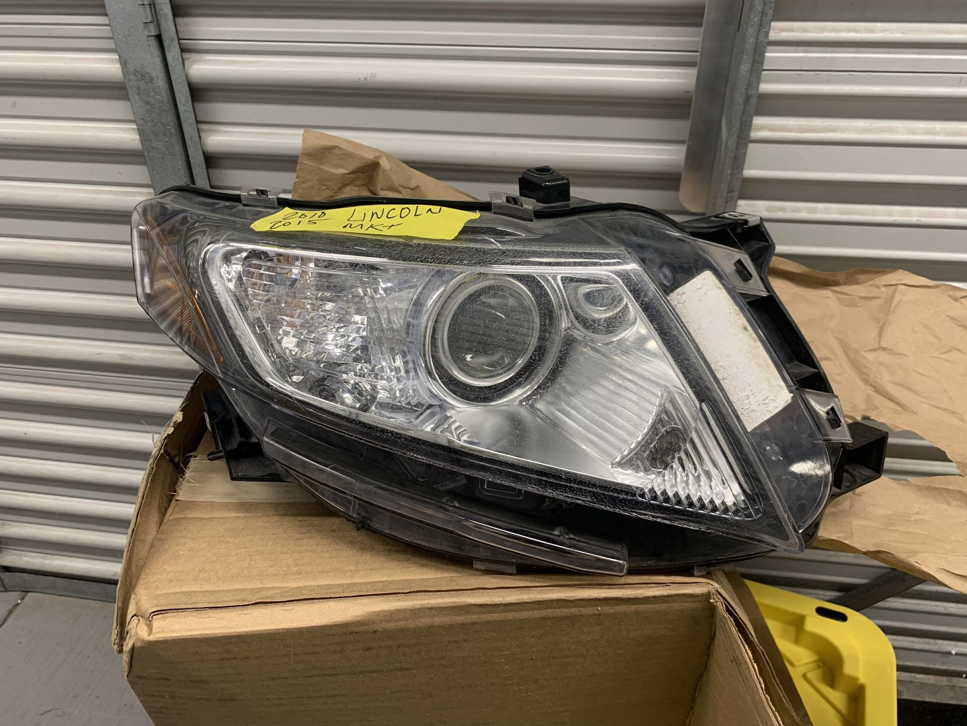 Lincoln MKT Headlight Assembly Xenon