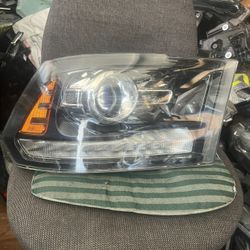 2018 DODGE RAM  RIGHT HEADLIGHT 