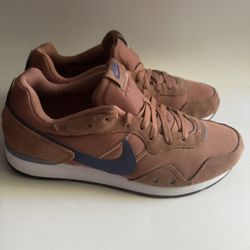 N ike Venture Runner Mineral Clay/Mystic Navy Men’s Size 11