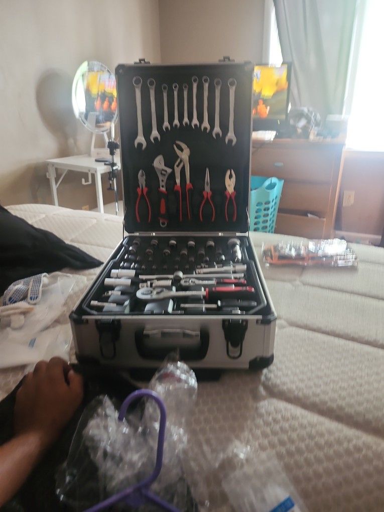 Complete tool set .