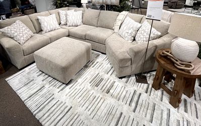 Beige 3pc Sectional w/ RAF Cuddler 