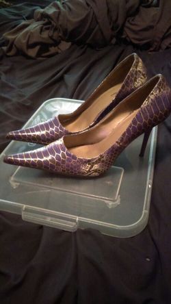 Purple snake pumps