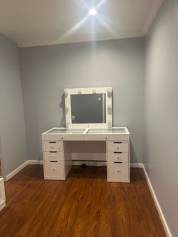 White Makeup Vanity Desk with Hollywood Mirror