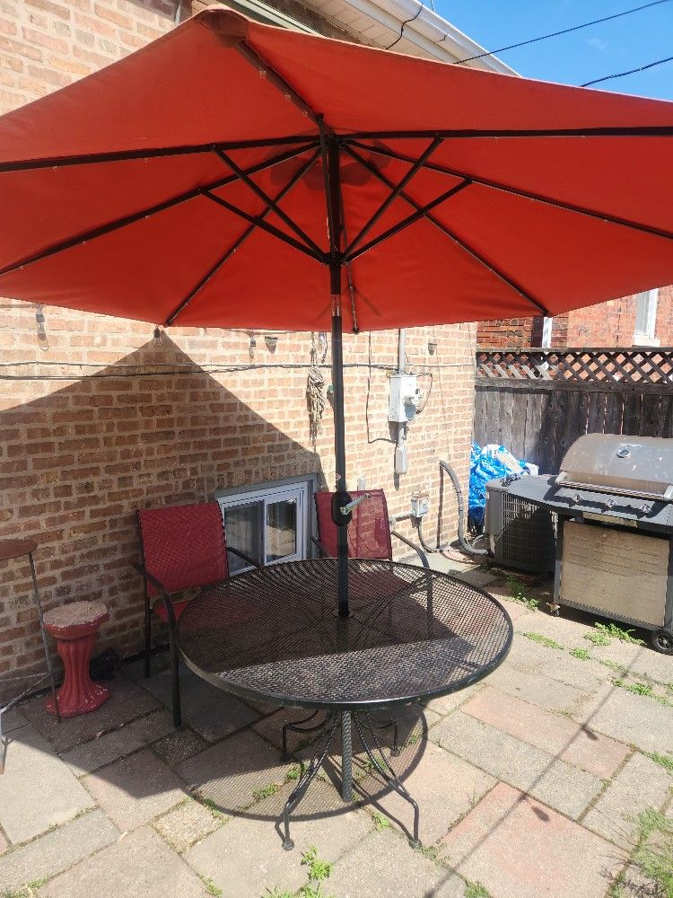 Lawn Table And Chairs Comes With 4 Rad Chairs And Round Meal Table