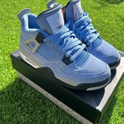 JORDAN 4 “UNIVERSITY BLUE” size 6.5Y