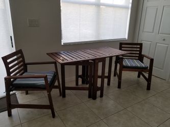 Juego de Mesa y sillas de madera