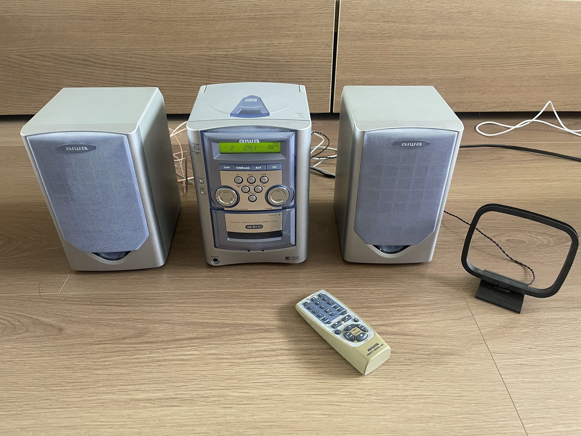 Aiwa Japanese stereo system (xr-m131) and speakers (sx-lm131) includes remote