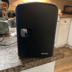 Gourmia Hot/cold Mini Fridge 