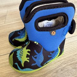 Bogs Snow/Winter baby boots (size 4T)