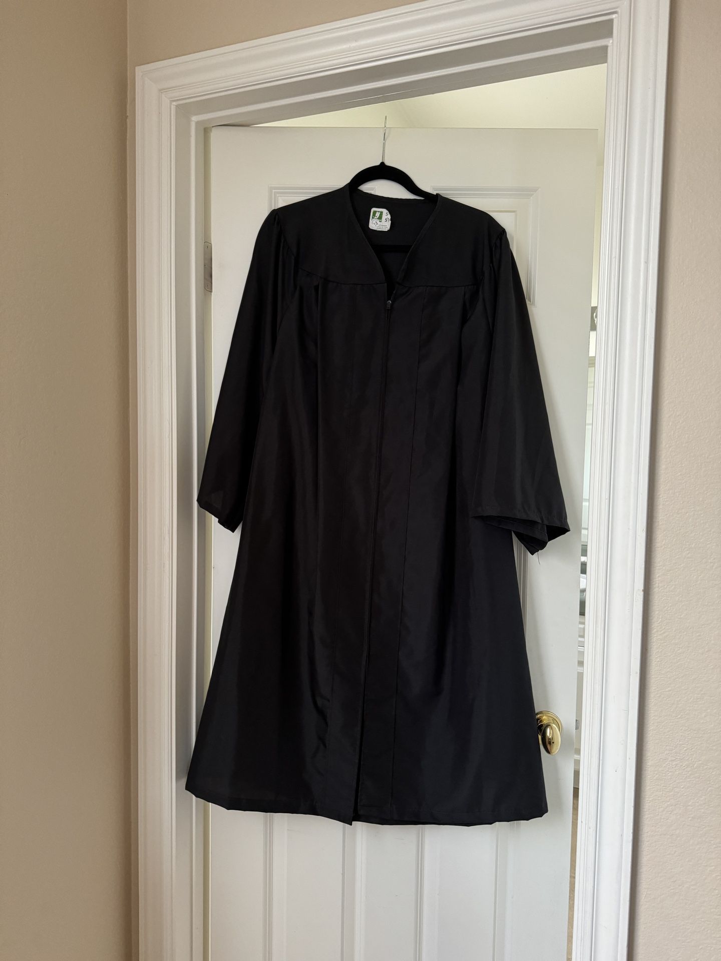 Graduation Gown - Black Size 5’2”- 5’4”