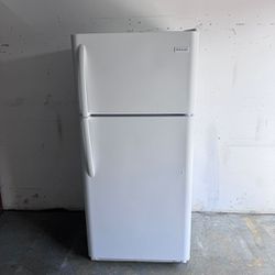 Frigidaire Top and Bottom Refrigerator with Ice Maker. 100% FULLY WORKING!