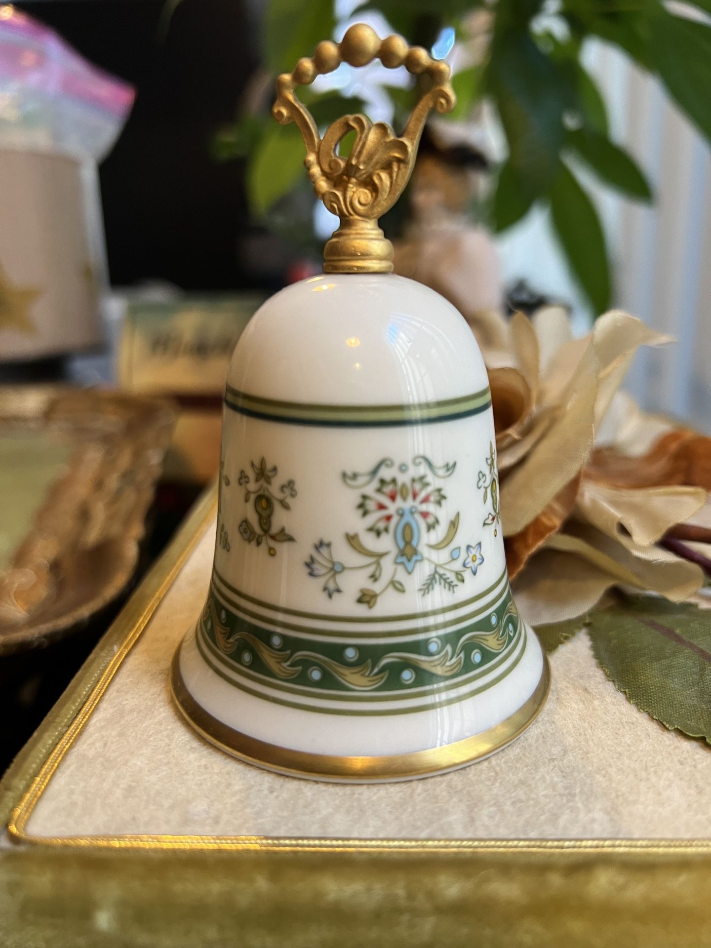 Vintage Bell Gorham USA Danbury Mint Bells Of The World's Fine Porcelain China
