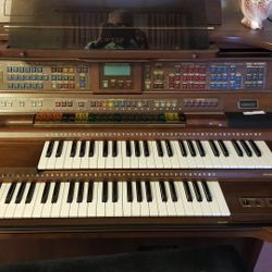 Well-Kept, Seldomly Used Lowery Legacy SU/300 Electric Organ