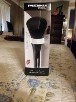 Tweezer man powder brush