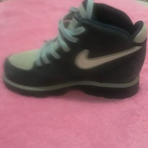 UNISEX SIZE 7.5 UNIQUE AQUA & LITE BLUE SUEDE NIKE BOOTS