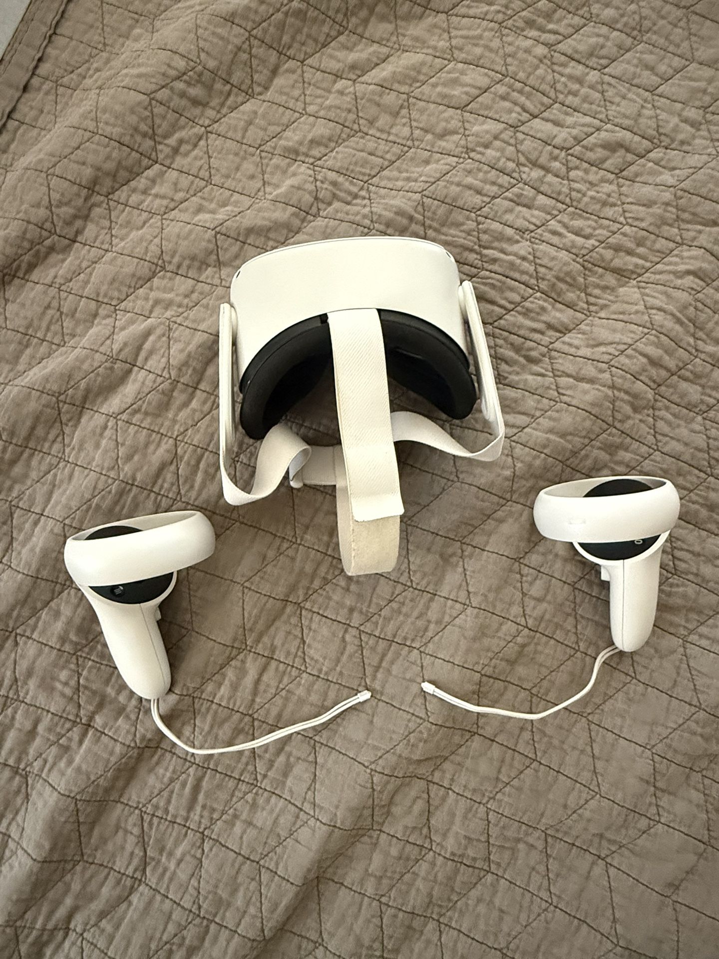 Oculus Quest 2 VR headset + case