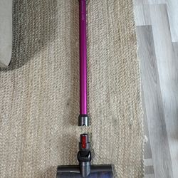 DYSON V7 MOTORHEAD STICK VACUUM - FUSCHIA WITH FLOOR/RUG BRUSH