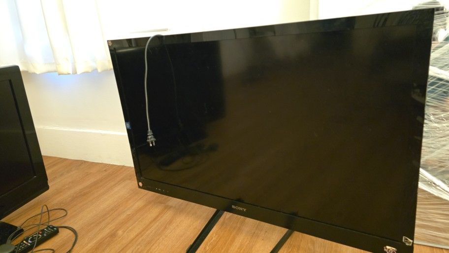 2 tvs Sony Bravja 40" And Toshiba 32"