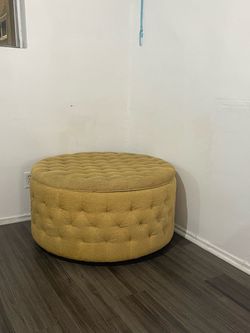 35 inch round Ottoman with storage Excellent condition with cover and cushion pick up Raseda and vanowen