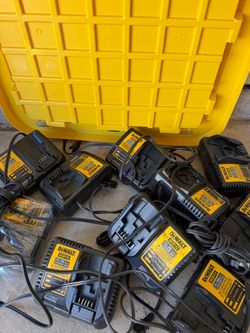 Dewalt chargers/ cargadores dewalt $15 cada uno / 2x $20