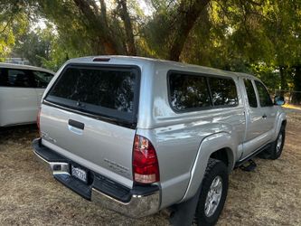 Snug top camper shell