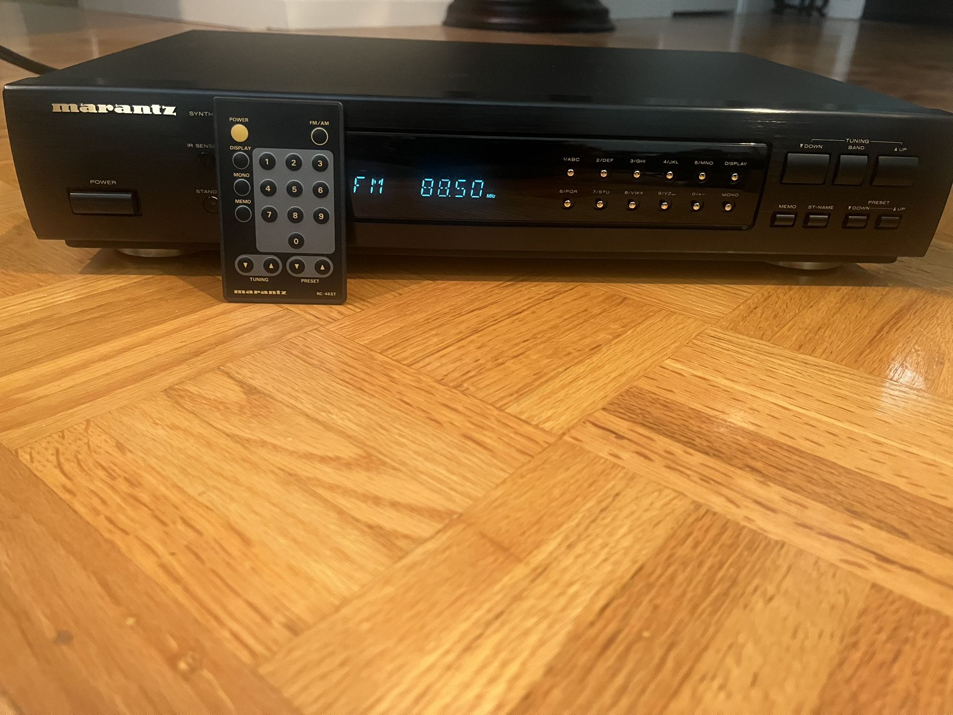 Marantz ST-46 Synthesized Stereo Tuner W/Remote (Like New)