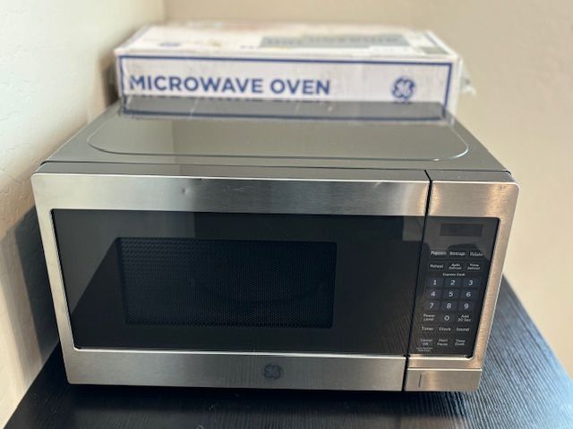 GE JES1072SH2SS - 0.7 Cu. Ft. Compact Microwave Stainless Steel, Dark Gray Open box item appears new! This GE JES1072SHSS microwave is a great ad