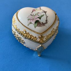 Music box for storing jewelry very good condition