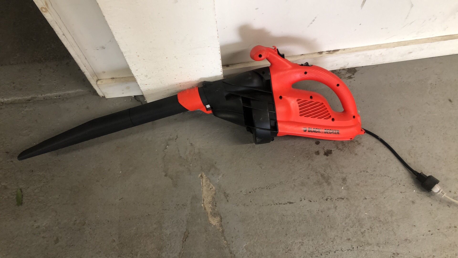 Black & Decker electric blower in good condition