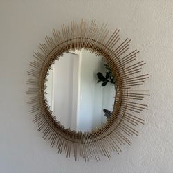 Gold Sunburst Wall Mirror – Modern Design
