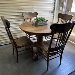 Beautiful Solid Wood Dining Room Table And 4 Chairs 