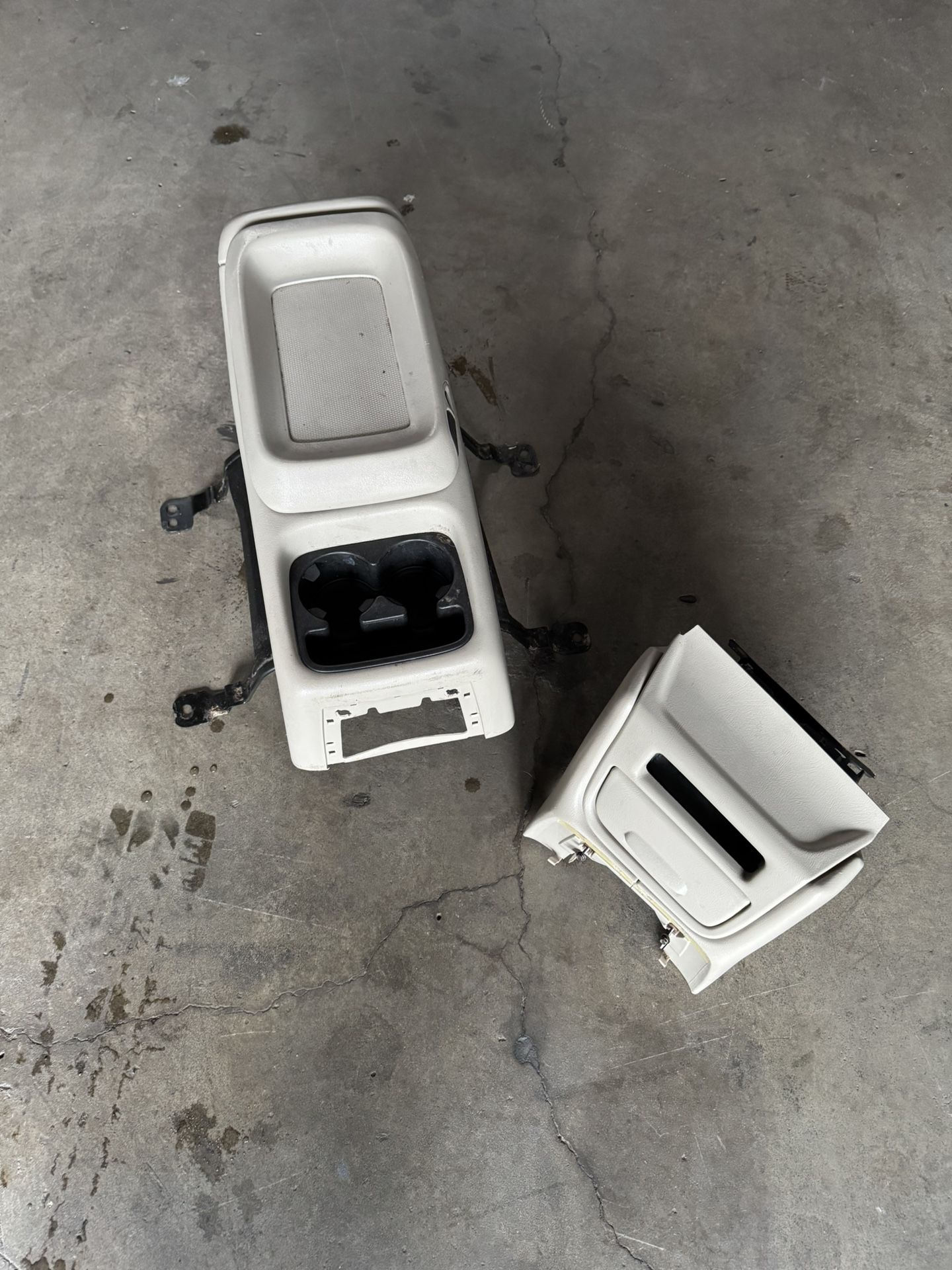 2003 GMC Denali Center Console $100