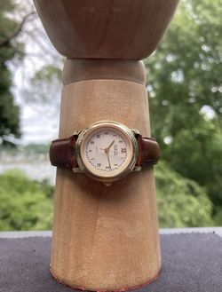 Vintage 1990 Guess Gold-Tone Women’s Watch With Leather Strap & Roman Numerals