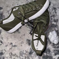 New. Women’s Size 10 Canvas Low Top Shoes