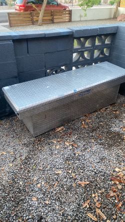 Truck bed tool box
