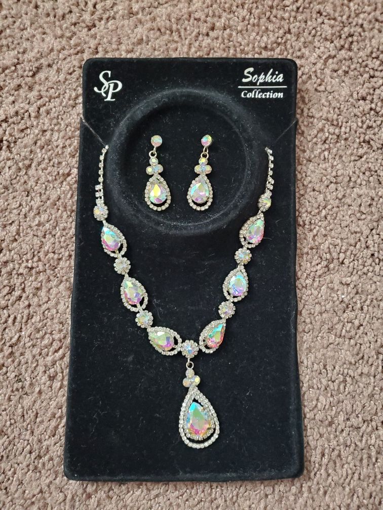 Brand new necklace set .. earings and necklace