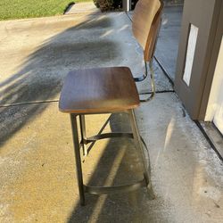 4 HABITUS COUNTER AND BAR STOOLS