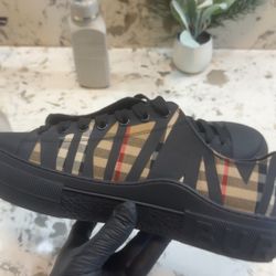 BURBERRY CHECK BLACK LOW TOP📦