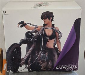 DC Comics Gotham City Garage Catwoman Statue Artist Proof Collectible Figurine