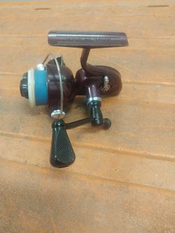 Vintage Shakespeare Fishing Reel Model 2052 In Extremely Clean Condition 