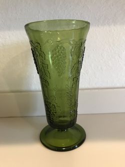 Vintage Retro Indiana Colony Harvest Green Glass Grapes and Leaves Flower Vase 10”