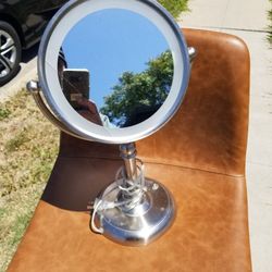 MAGNIFY LIGHTED MIRROR 