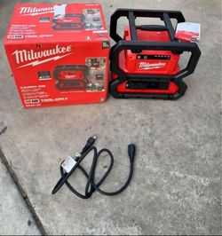 Milwaukee
M18 18V Lithium-Ion Cordless 3600-Watt/1800-Watt Battery Powered Power Supply