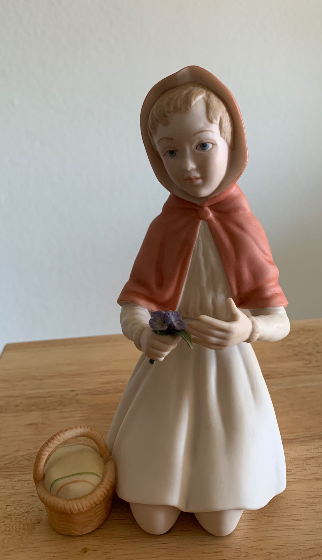 Ispanky Porcelain Girl Statue
